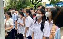 Thi vào lớp 10 tại Hà Nội: Sĩ tử hồi hộp, lo lắng khi đến làm thủ tục dự thi