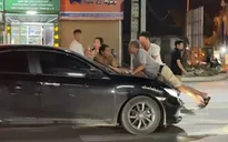 Cùng con dâu đi đánh ghen, bố chồng trèo lên nắp capo