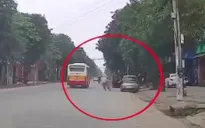 Tài xế mở cửa xe bất cẩn khiến người đi xe đạp ngã xuống đường