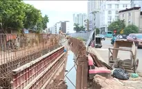 Hà Nội vào mùa mưa, đê hữu Hồng vẫn chậm tiến độ