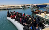 Lực lượng bảo vệ bờ biển Tunisia vớt 13 thi thể, 25 người di cư còn sống ở ngoài khơi Sfax