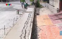 Nâng cấp đường cao hơn nền nhà dân gần nửa mét