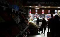 Người Argentina thắt chặt hầu bao khi lạm phát leo thang