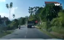 Vượt ẩu, xe tải mất lái, văng sang vệ đường