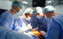 Thay khớp háng, khôi phục vận động cho người bệnh ngồi xe lăn