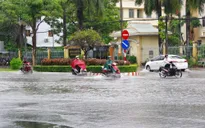 Mưa lớn kéo dài làm ngập đường, tốc mái nhiều căn nhà ở Kiên Giang