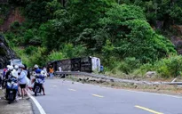 Lật xe khách trên đèo Khánh Lê, 4 người tử vong, nhiều người bị thương