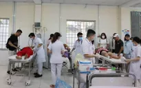 Tích cực cứu chữa các nạn nhân bị thương trong vụ xe khách lật tại Khánh Hòa