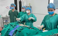 Loại bỏ khối u quái buồng trứng chứa đầy tóc, răng... cho cô gái 19 tuổi
