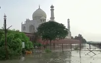 Nước lũ đe dọa kỳ quan thế giới Taj Mahal ở Ấn Độ