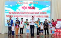 Vùng 2 Hải quân nhận đỡ đầu con ngư dân có hoàn cảnh khó khăn