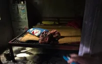 Bố dùng xăng đốt nhà khiến con nhỏ tử vong