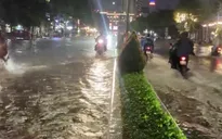 Cần Thơ ngập sâu vì mưa lớn kéo dài