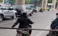 Va chạm do xe máy chở thanh sắt dài hàng mét chắn ngang đường