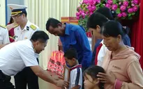 Hải quân vùng 2 nhận đỡ đầu con ngư dân