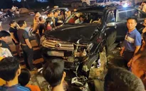 Hà Nội: Ô tô đâm trực diện cuốn 3 người đi xe máy vào gầm
