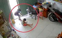 TP Hồ Chí Minh: Bé trai 8 tuổi bị giật điện thoại khi đang chơi trong nhà