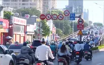 Người dân vô tư đi vào đường có biển cấm gây ùn tắc