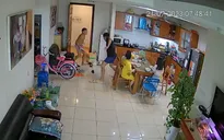 Đang cho con ăn, người đàn ông bị hàng xóm cầm dao đâm trực diện