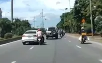 Xe con chèn ép, tạt đầu xe máy gây tai nạn rồi bỏ chạy