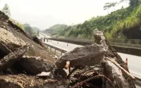Nhanh chóng khắc phục điểm sạt lở trên cao tốc Nội Bài - Lào Cai