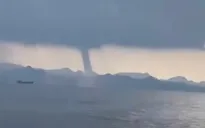 Vòi rồng cao hàng trăm mét xuất hiện trên đảo Cát Bà