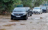 Ám ảnh tuyến đường chằng chịt “ổ gà, ổ voi” ở Hà Nội