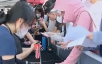 Khách du lịch háo hức đến Thủ đô theo dõi đêm nhạc BLACKPINK
