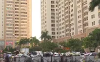 Tập kết rác giữa mặt tiền khu chung cư ở Hà Nội