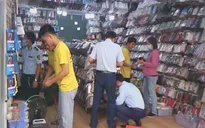 Kiểm tra đột xuất nhiều cửa hàng linh kiện điện thoại ở TP Hồ Chí Minh
