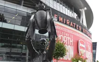 Arsenal ra mắt tượng HLV Wenger tại sân Emirates