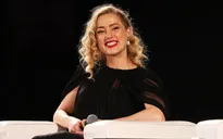 Amber Heard trở lại trước công chúng, hạnh phúc vì được chào đón
