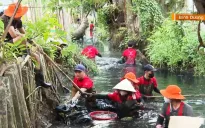 "Biệt đội Bình Dương Xanh" làm sạch kênh ô nhiễm