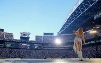 Quá đông khán giả cùng nhảy, concert Taylor Swift tạo ra động đất