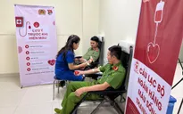 Nhân viên y tế và chiến sĩ công an hiến máu cứu bệnh nhân qua cơn nguy kịch