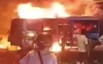 Xe bus bùng cháy ngay trong cây xăng ở Hà Nội