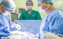 Ghép thận tự thân cứu sống bé trai 1 tuổi bị cao huyết áp, suy tim do hẹp động mạch thận phải