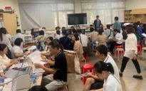 Hà Nội: Phụ huynh chen nhau nộp hồ sơ vào lớp 10, có người bị móc túi, ngất xỉu