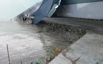Sạt lở kéo công ty chế biến bột cá xuống sông, thiệt hại hơn 5 tỉ đồng