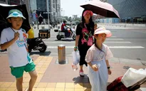 Nắng nóng trên 40 độ, người lao động ở Bắc Kinh dừng làm việc ngoài trời