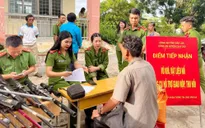 Người dân đổi vũ khí lấy gạo