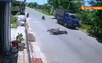 Dừng xe đột ngột, thanh niên bị xe tải húc ngã lăn ra đường