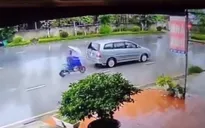 Vừa cầm ô vừa lái xe, người phụ nữ đâm sầm vào đuôi ô tô