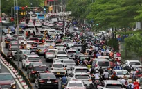 Sau mưa lớn, nhiều tuyến phố tại Hà Nội tắc nghẽn giờ tan tầm