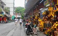 Vỉa hè Hà Nội lại được tận dụng kinh doanh, buôn bán