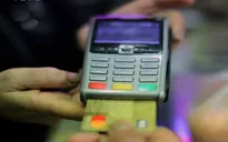 Người dân Mỹ đang mắc nợ nhiều hơn từ thẻ tín dụng