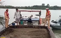 ''Cát tặc'' nhấn chìm ghe để phi tang rồi nhảy xuống sông lẩn trốn
