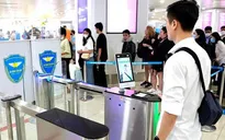 Chỉ mất 2 giây làm thủ tục lên máy bay bằng thiết bị xác thực VNeID