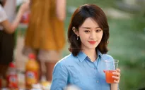 Triệu Lệ Dĩnh thích ngồi uống cà phê ở quán khi đợi con tan học