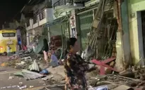 Xe khách giường nằm tông 9 nhà dân ven đường